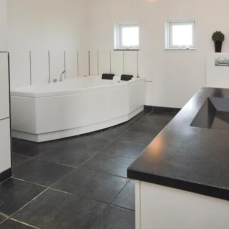 Lovely Home In Haderslev With Sauna 펜션